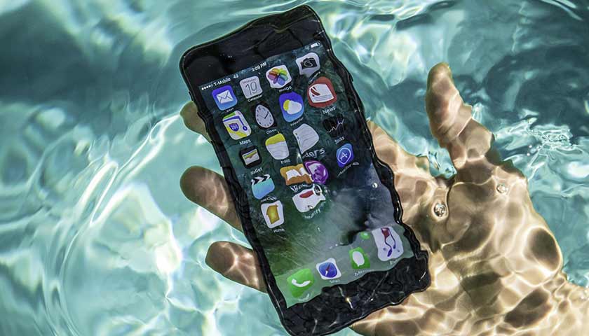 Українцям розповіли, що робити при падінні смартфона в воду