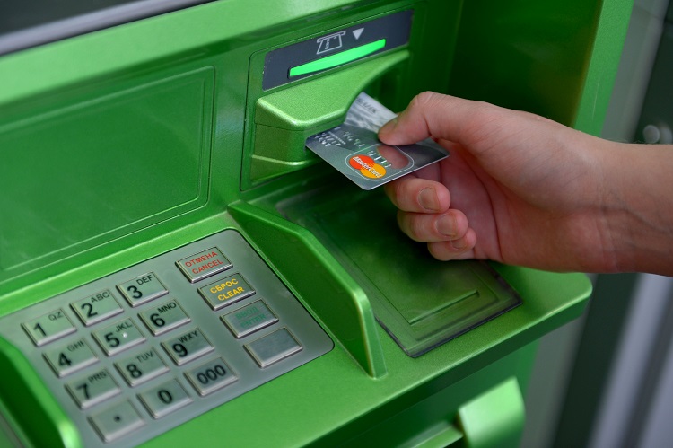 Украинцев беспокоят камеры, установленные в банкоматах: фиксируют ли они PIN-код?