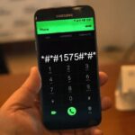 код на смартфоні