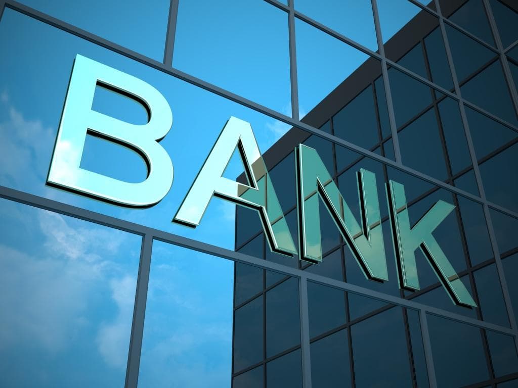 Банки требуют от украинцев дополнительные документы и блокируют платежи