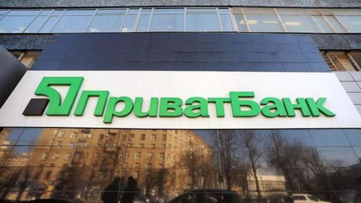Українці знову скаржаться на блокування карт Приватбанку