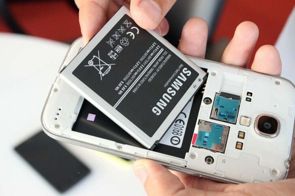Чому виробники смартфонів відмовилися від знімних акумуляторів