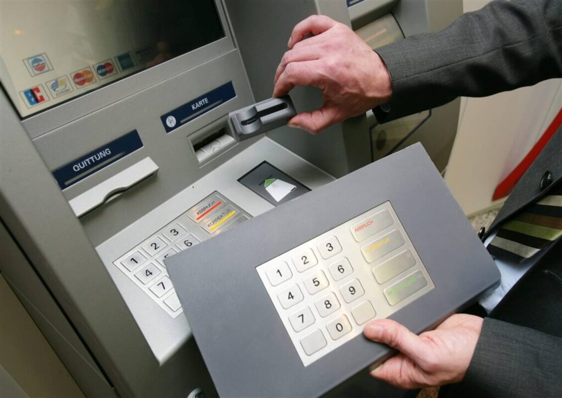 Небезпечні банкомати Приватбанку: кардери крали дані українців