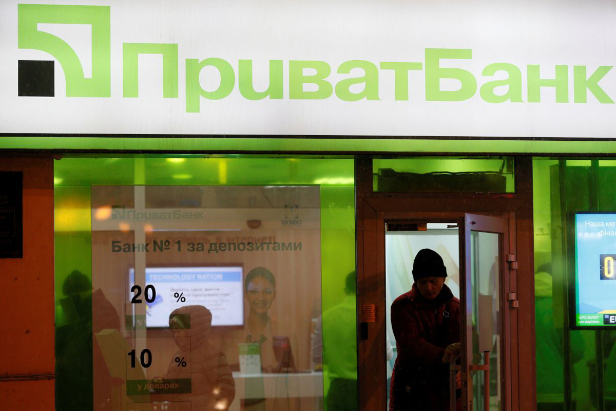 «ПриватБанк» изменил правила использования банковских карт на территории всей Украины