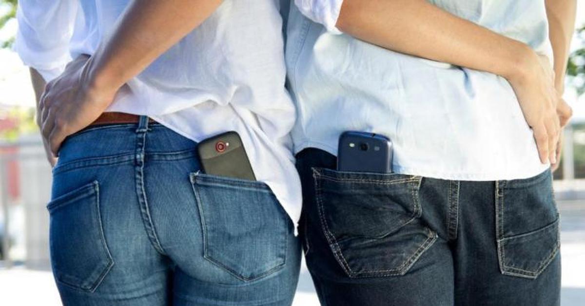 Тільки не джинси: стало відомо, де не можна носити смартфон
