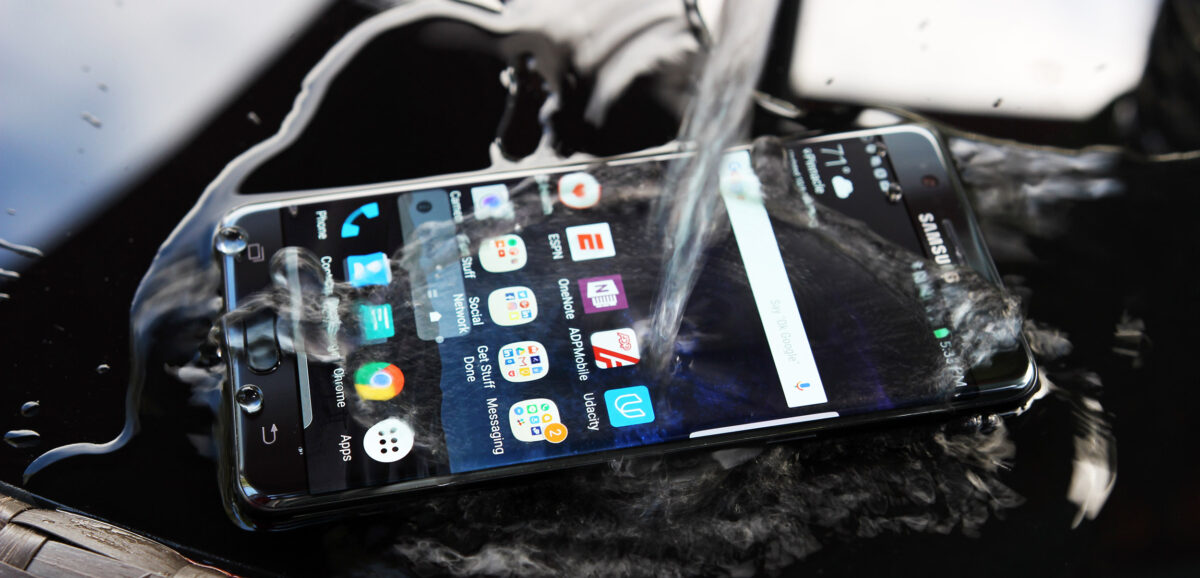 Фахівці пояснили, як “врятувати” промоклий смартфон