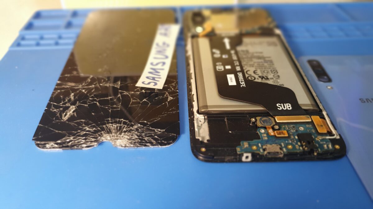 Замена стекла экрана в телефонах Samsung A70 SM-A705F