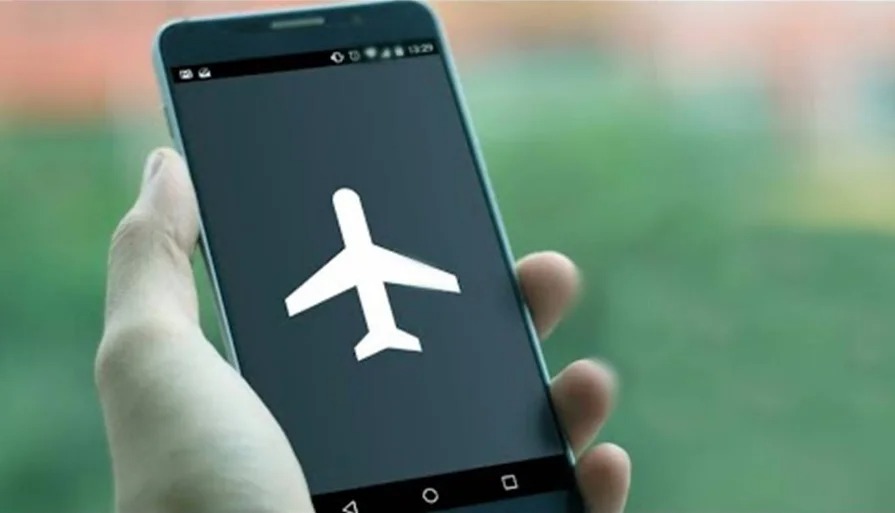 До 20 хв: наскільки швидше смартфони заряджаються у режимі польоту