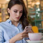 жінка зі смартфоном