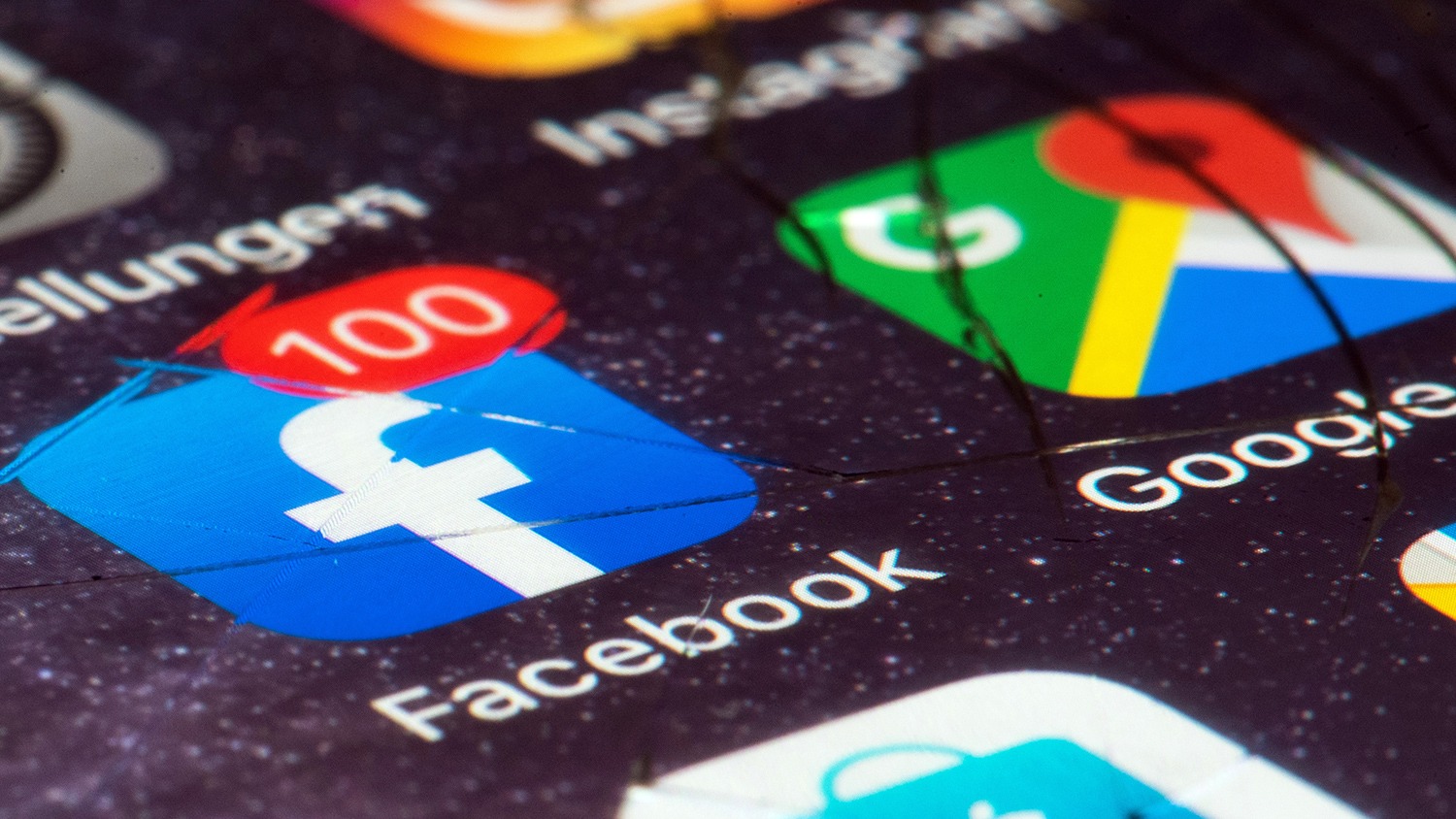 Розсилка вірусів, перехоплення SMS: як витік в Facebook відіб’ється на українцях