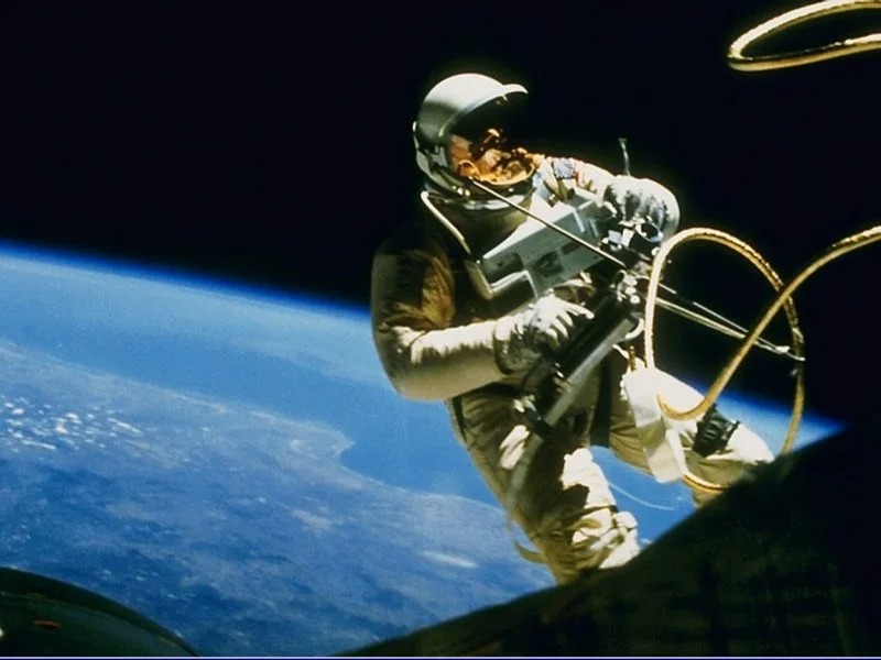 Кто первый был в открытом космосе. Космонавт в открытом космосе. Первый в открытом космосе.