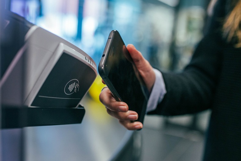 В Україні запрацювала схема крадіжки грошей у людей зі смартфонами з NFC
