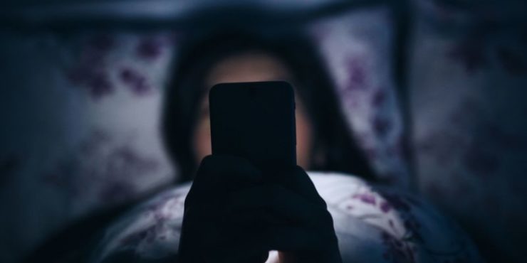 Українцям порадили не ставити телефони поруч з ліжком під час сну