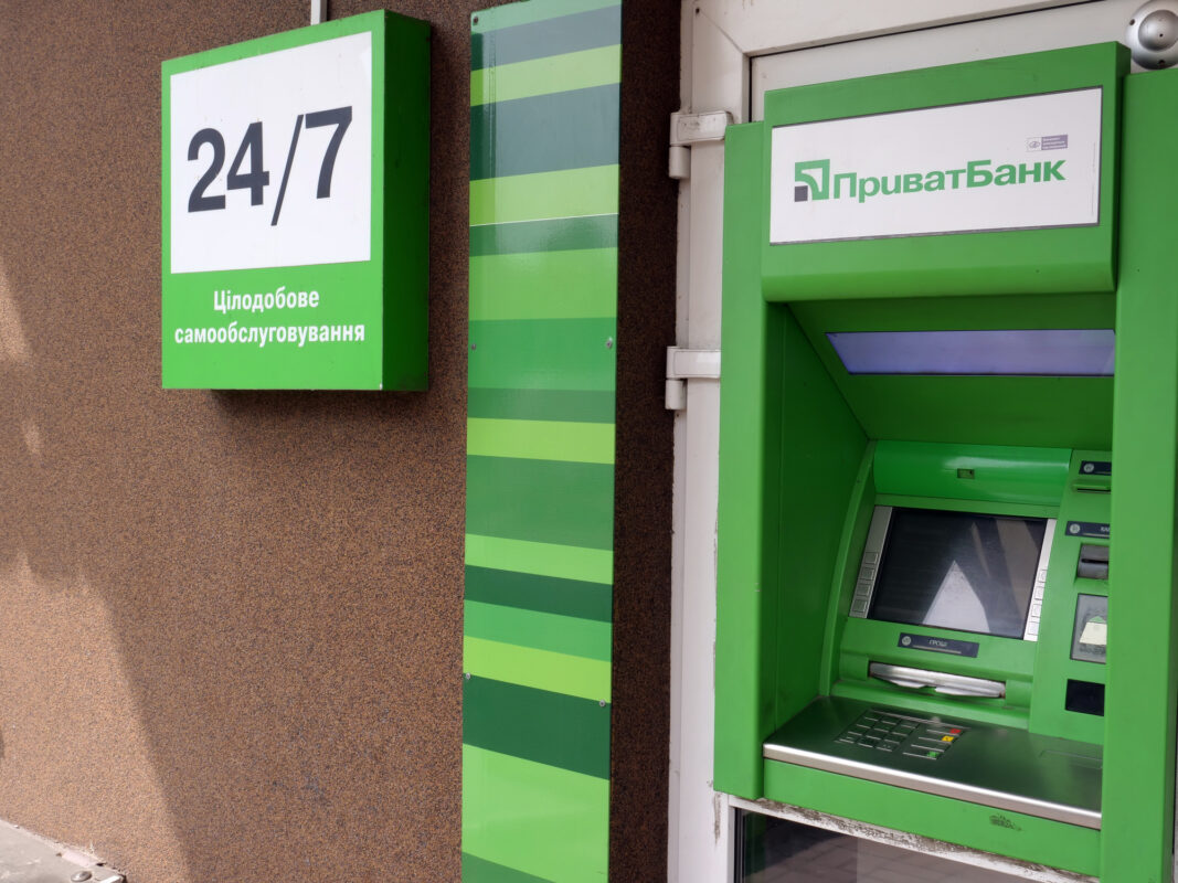 Клієнти скаржаться на ПриватБанк: чому знімати гроші з банкомату стало небезпечно?