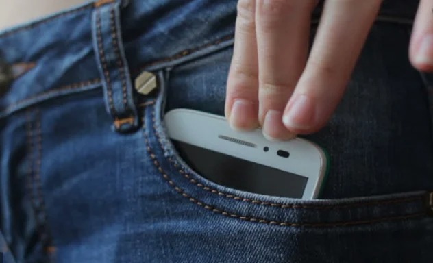 Радіоінженер зробив заяву, як впливає телефон на здоров’я чоловіка та в якій кишені варто носити гаджет