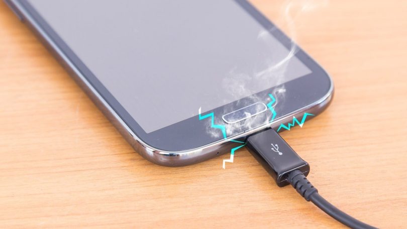 Як самостійно почистити зарядний порт смартфона і нічого не зламати