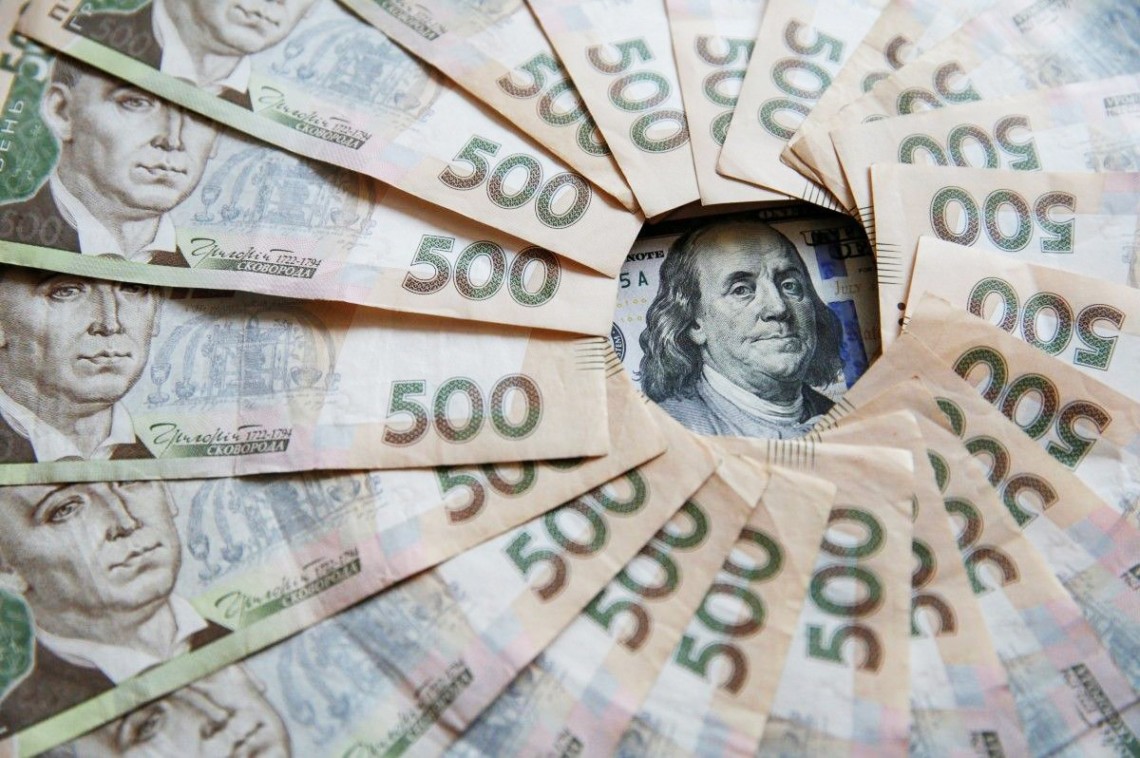 Рынок валют в Украине падает: все стремятся покупать доллары и евро