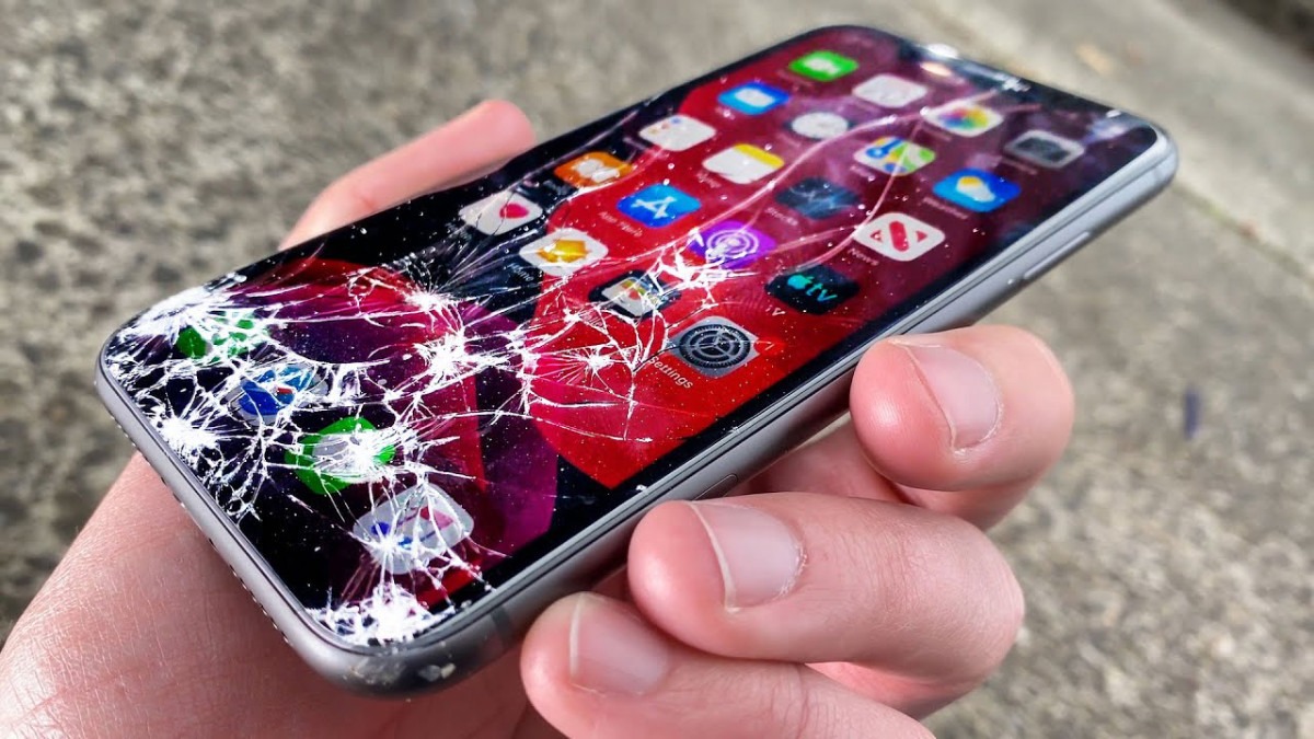 Розбитий екран в iPhone: яких проблем Вам точно не уникнути