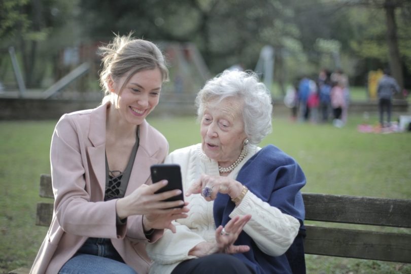 Експерти розповіли, чому не варто дарувати Android-смартфон літнім людям