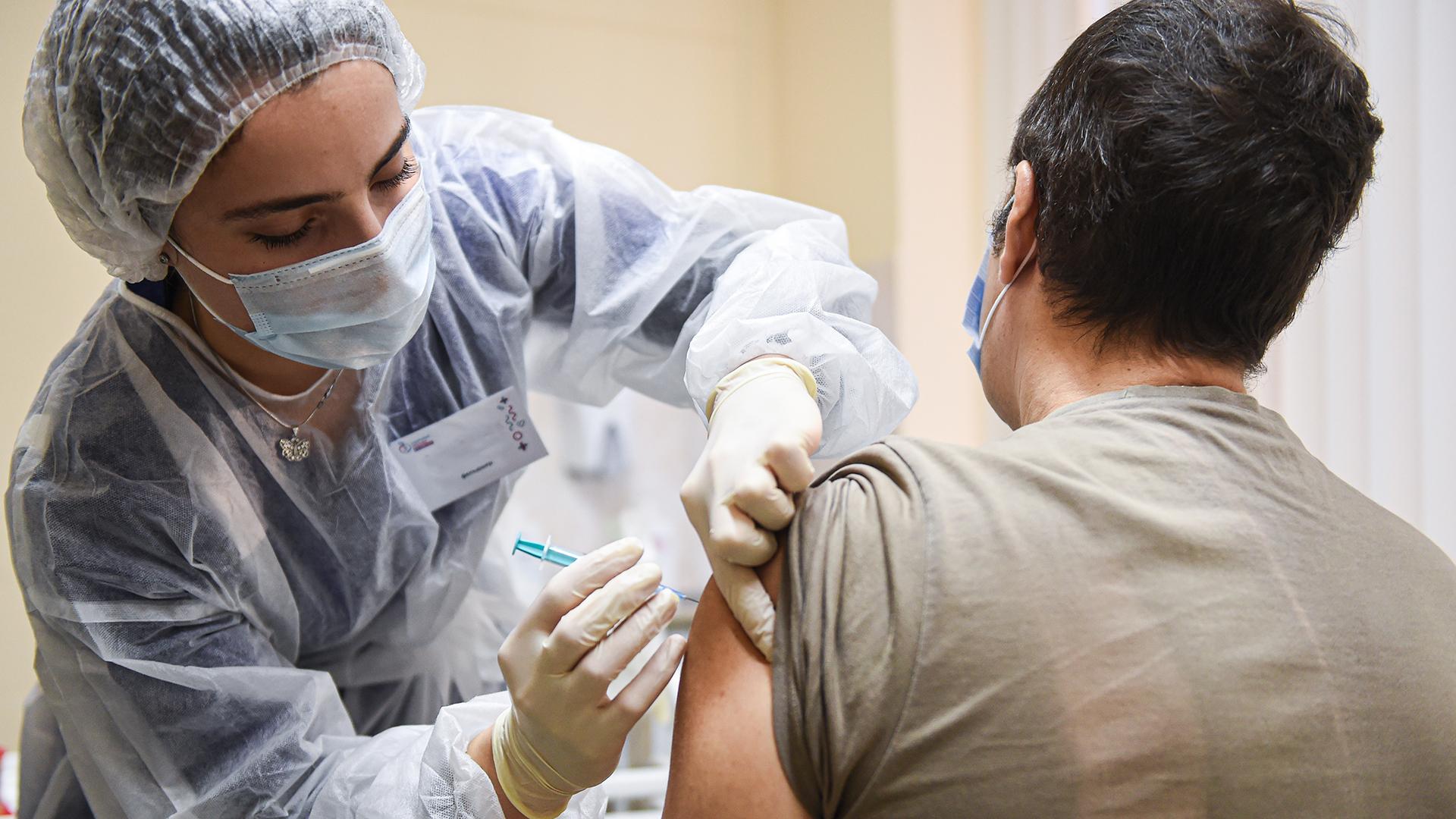 Государство будет платить от 700 тысяч гривен всем, кто получит осложнения после вакцинации