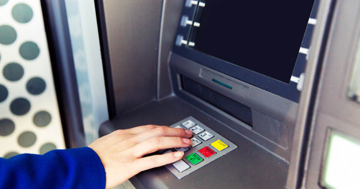 Украинцам рассказали как действовать, когда банкомат Привата или Ощада “съел” их деньги