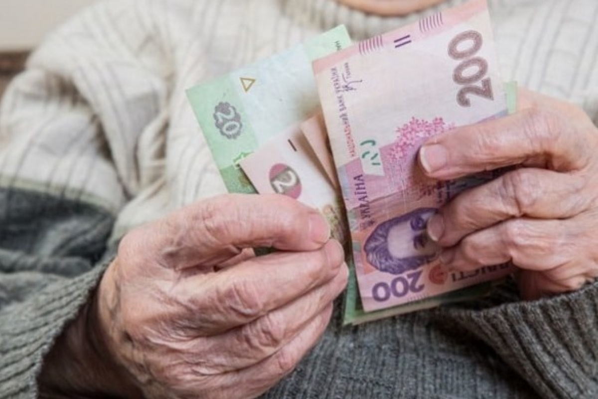 Українців закликали самим відкладати гроші на пенсію