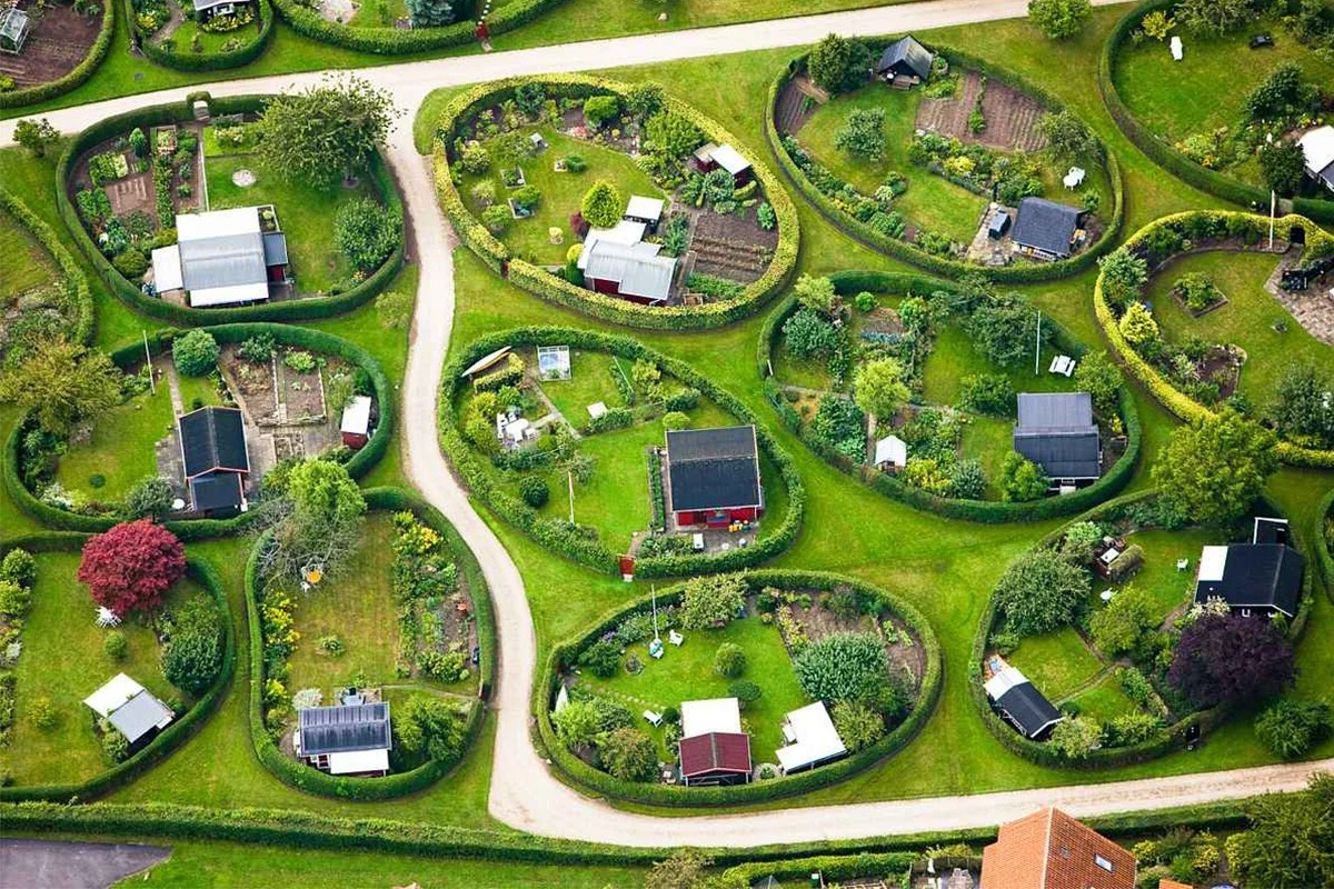 Європа дивує: чому в Данії будинки оточують двори овальної форми