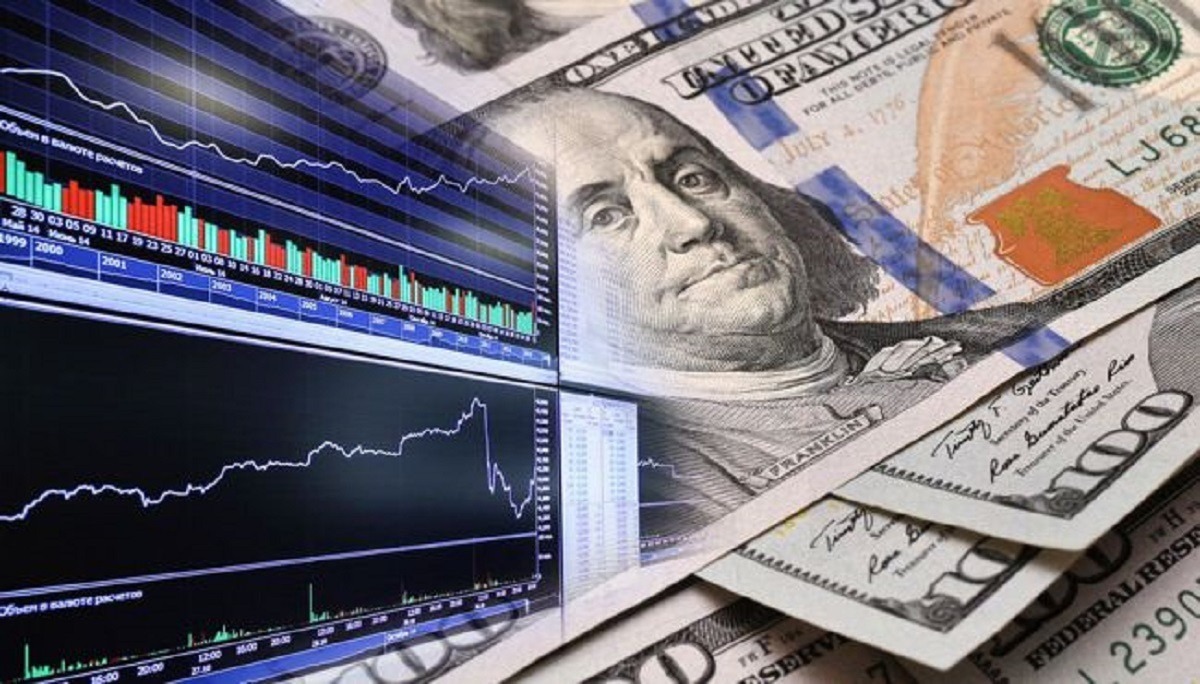 НБУ отпустил курс валют: что будет с долларом и ценами на товары в ближайшее время?