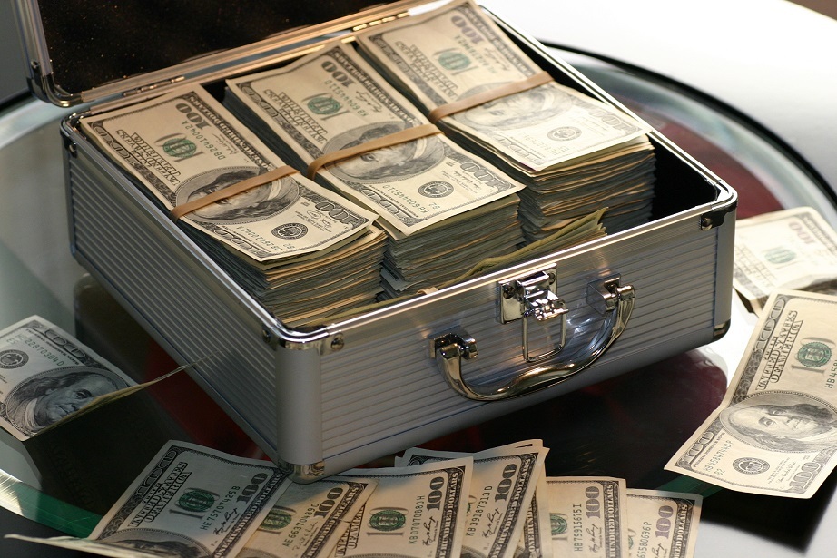В гаманцях українців опинились фальшиві долари, їх вартість в половину менша номіналу
