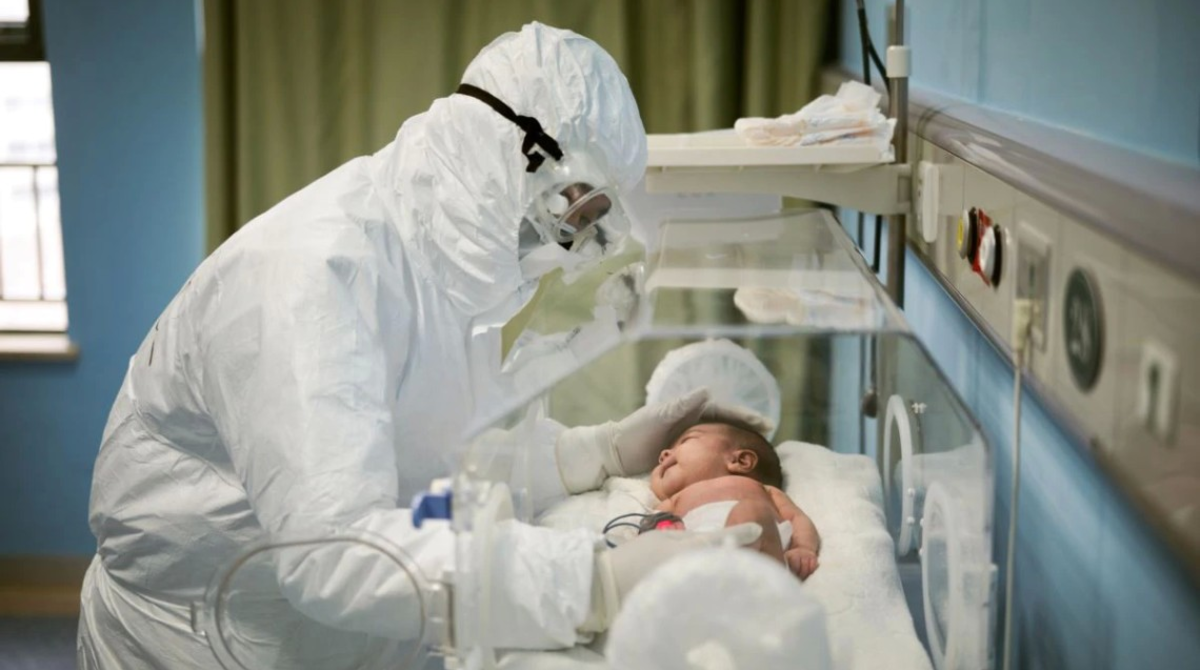 Новонароджений малюк заразився Covid-19 та перебуває в реанімації: який його стан зараз?