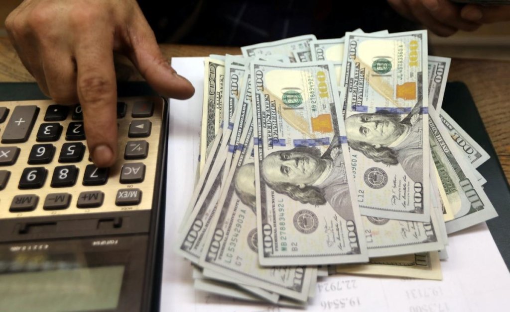 Просто безудержный: украинцев испугали курсом доллара к концу месяца