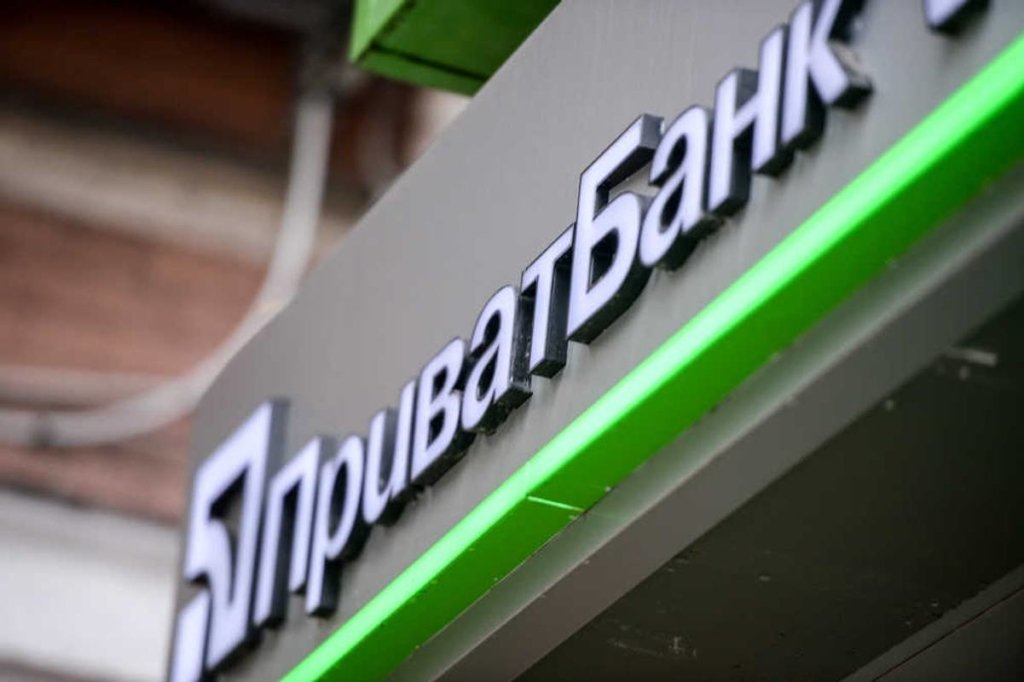 Есть лишь несколько часов, чтобы добежать до банкомата: ПриватБанк блокирует счета без объяснения причин