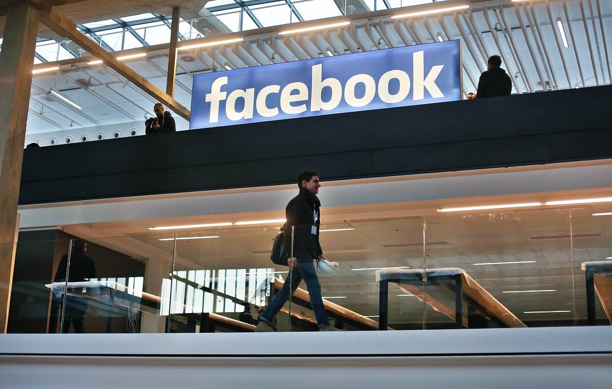 Зеленского просят изменить правила работы Facebook в Украине