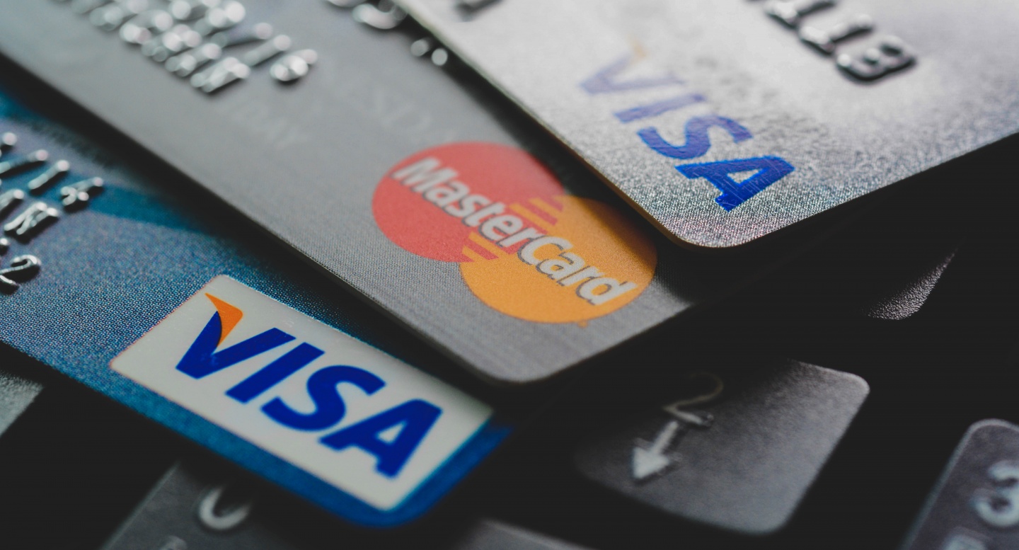 Владельцы карт Mastercard и Visa будут платить меньше комиссии за межбанковские переводы