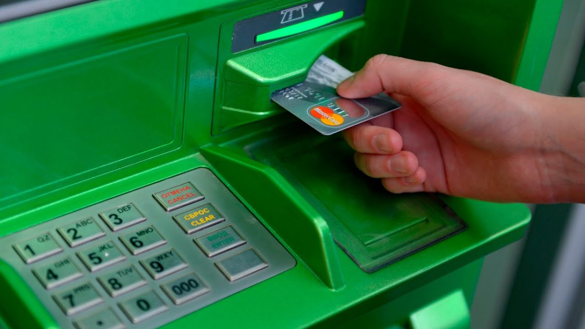 Експерти розповіли, як безпечно знімати гроші у банкоматі