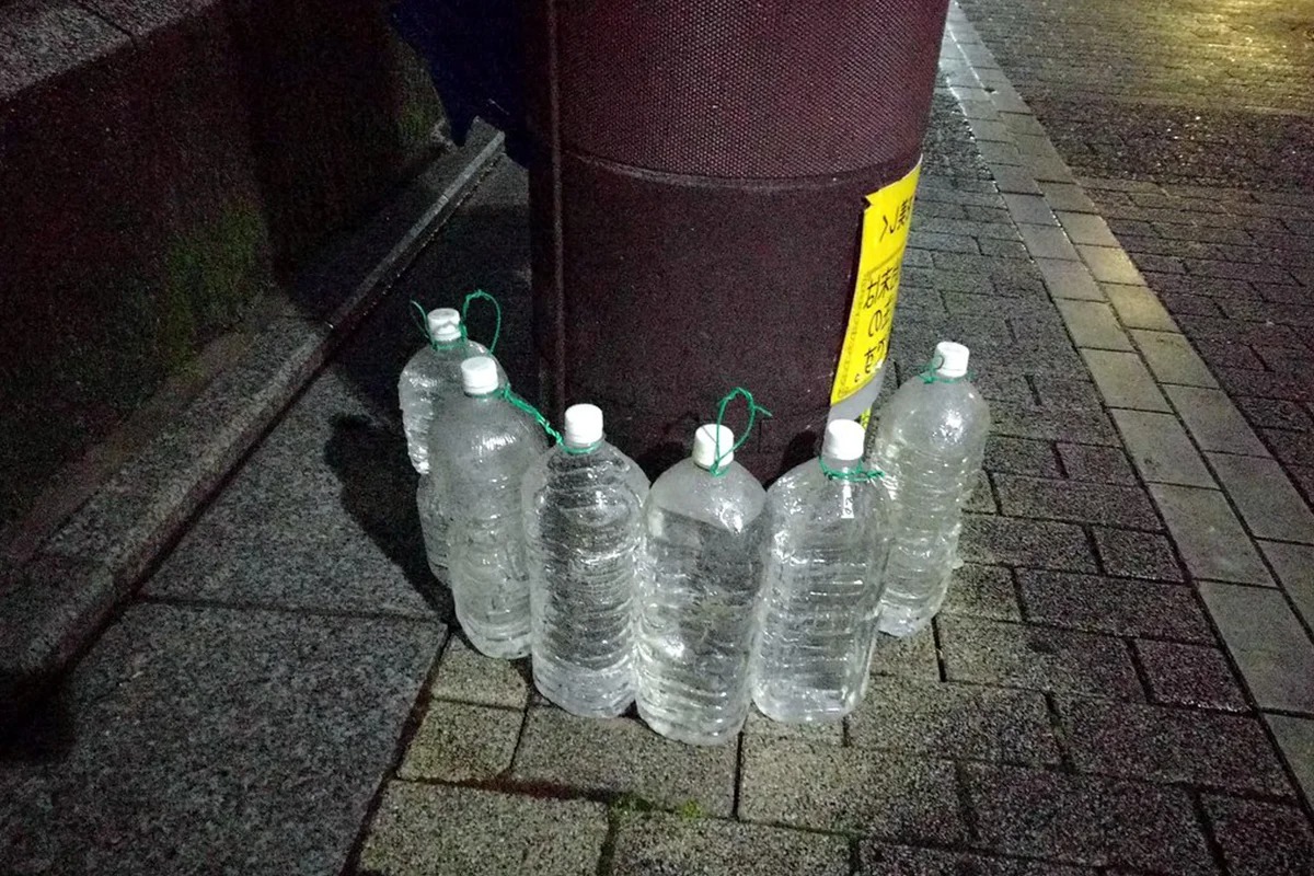 Стало відомо, навіщо японці ставлять пляшки із водою перед своїм будинком