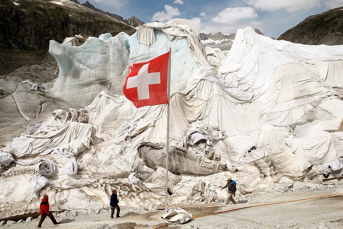 Стало відомо, навіщо у Швейцарії гори вкривають ковдрами