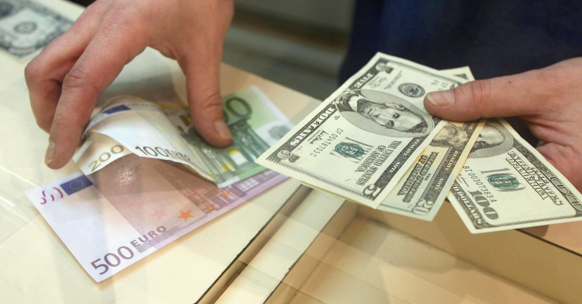 Доллар станет рекордно низким: когда и какого удешевления ожидать?