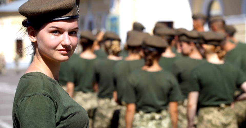 Працюючі українки мають стати на облік у військомат: інакше штраф до 8000 гривень