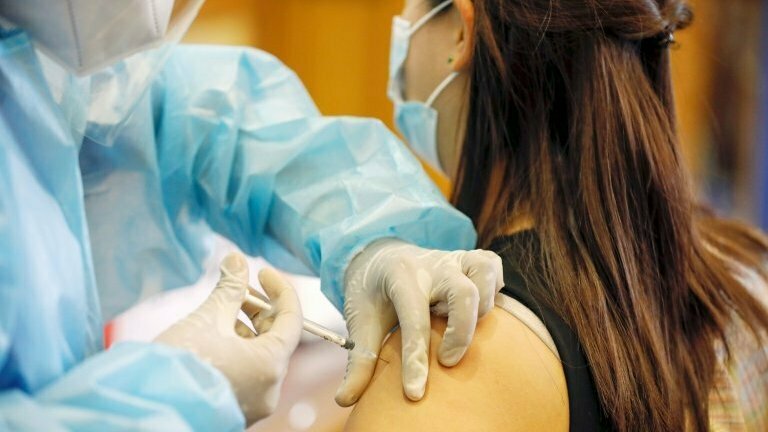 Тысячу за вакцинацию получат не все: назвали условие, которое многие украинцы не смогут выполнить