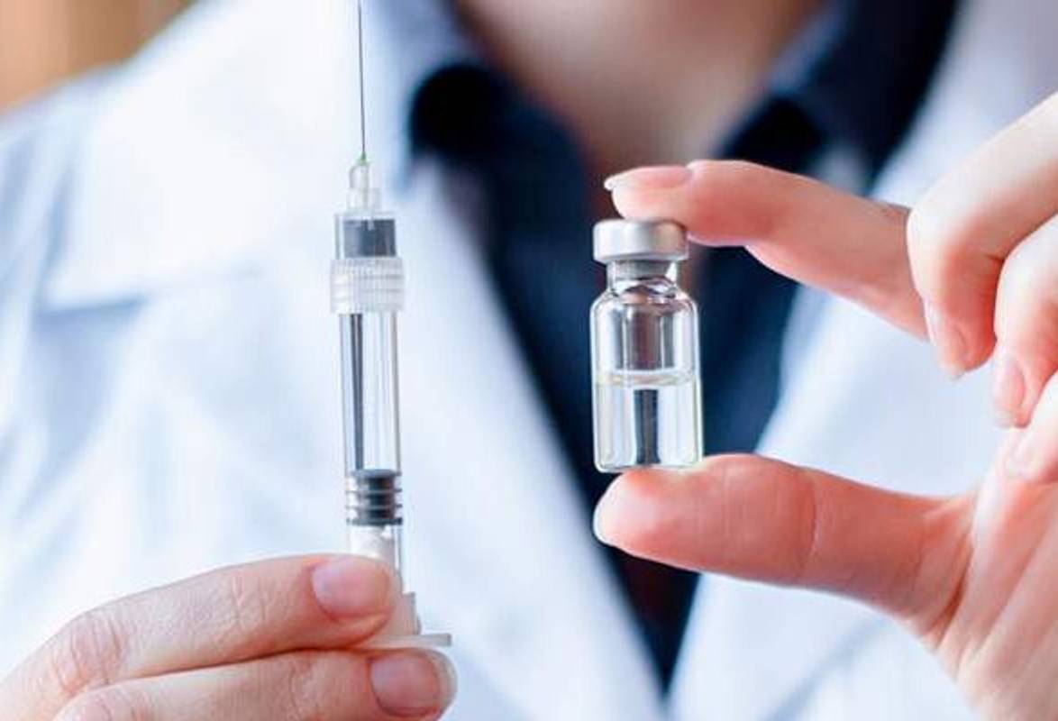 Вакцина или увольнение: в Украине расширили список профессий для обязательной вакцинации