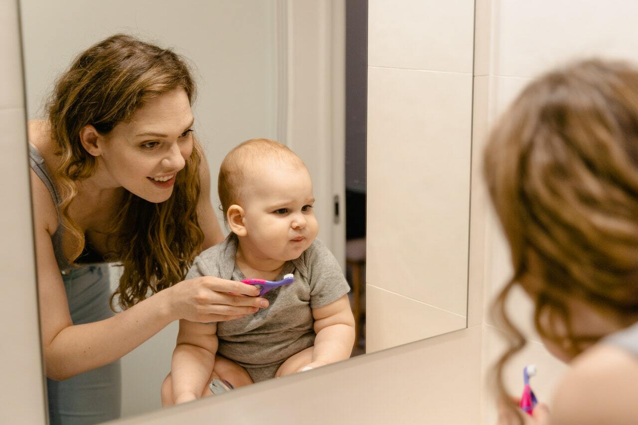 Комаровский объяснил, почему важно чистить ребенку зубы еще до их появления