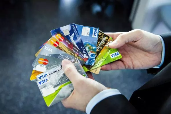 Українців змусять платити за обслуговування банківських карток: названі причини