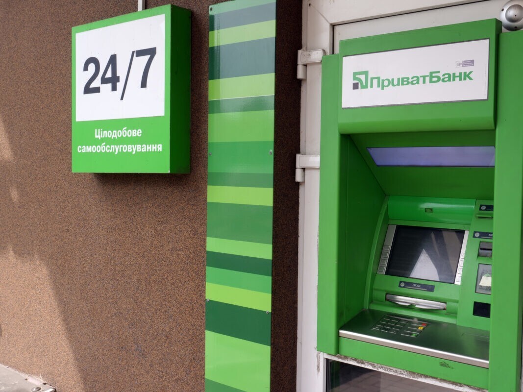 Тільки на смітник: банкомати ПриватБанку знищують картки українців