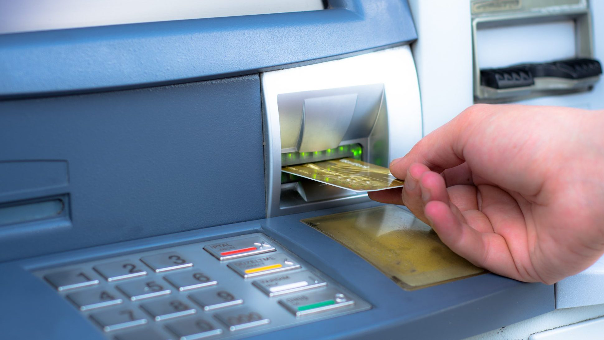 Стало відомо, чи будуть українські банки обмежувати зняття грошей з карток в разі погіршення ситуації