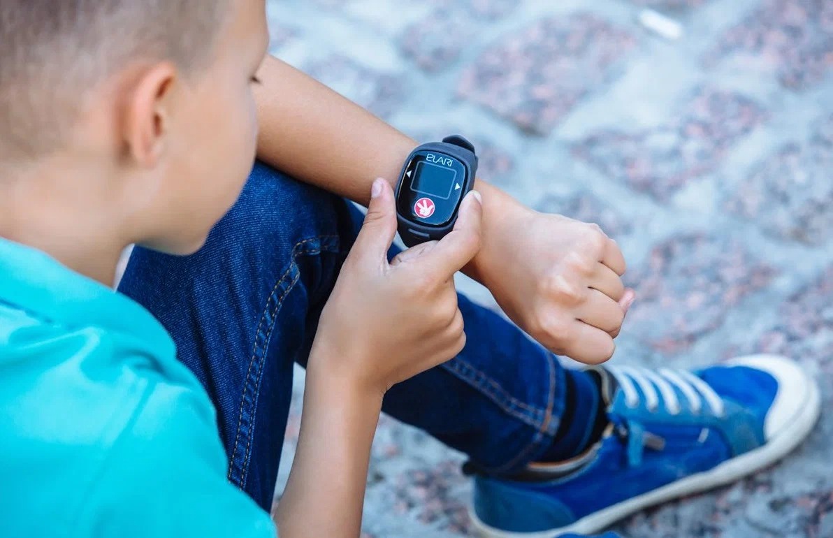 Стало відомо, як шахраї можуть заволодіти даними телефону через дитячий смарт-годинник
