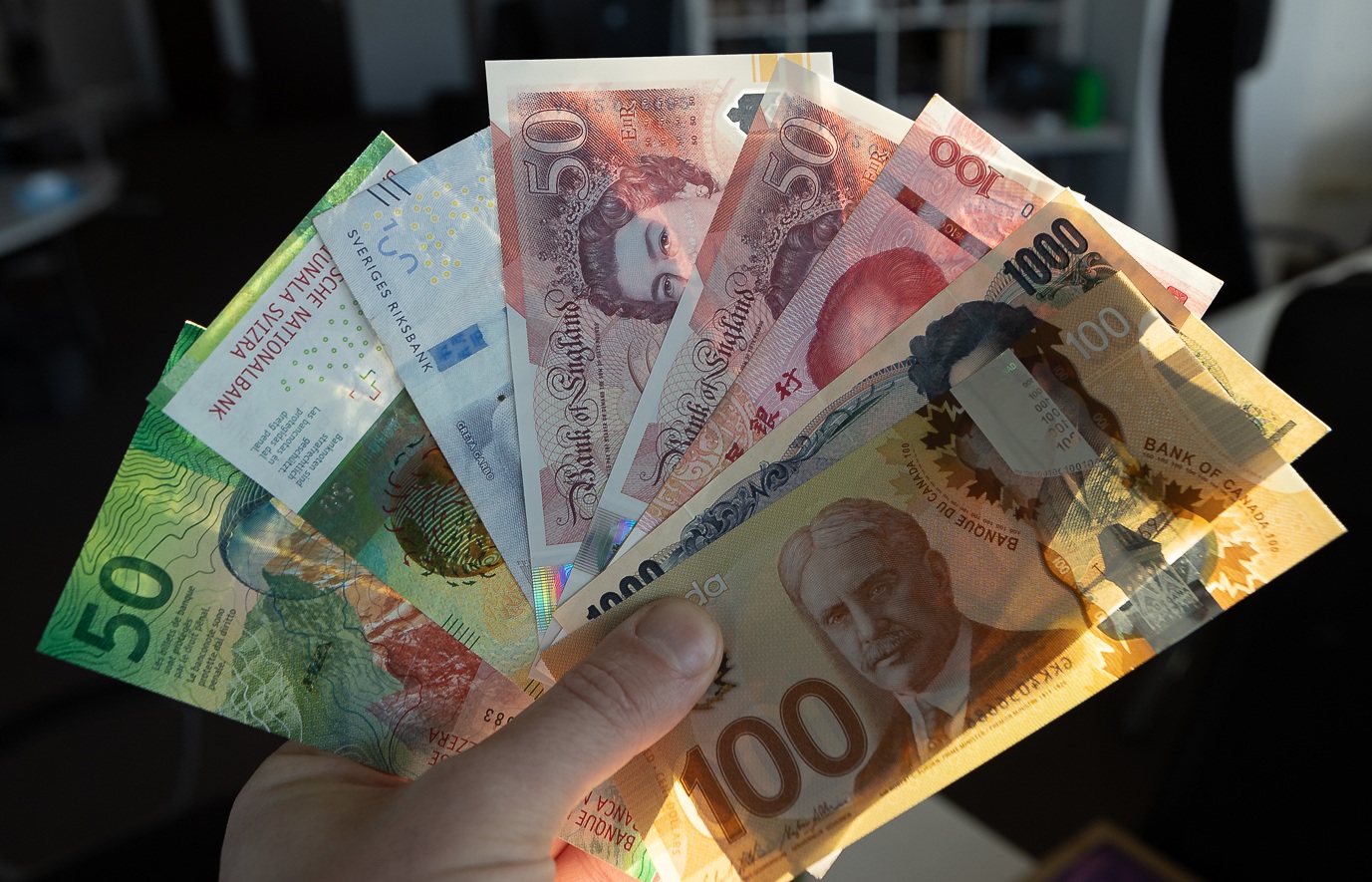 Долар та євро більше не в моді: українці ринулись скупати іншу валюту