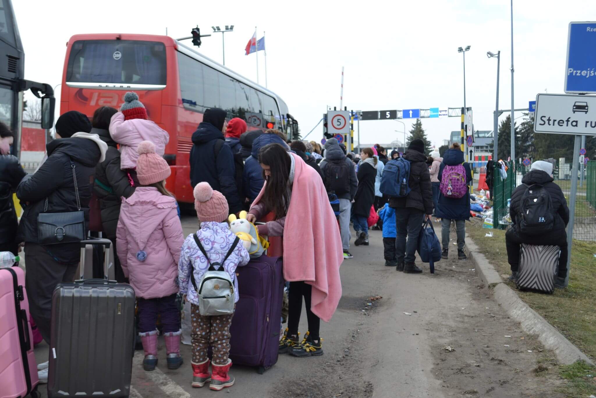 “Їдуть заради грошей”: одна з країн ЄС перегляне умови надання допомоги для українських біженців
