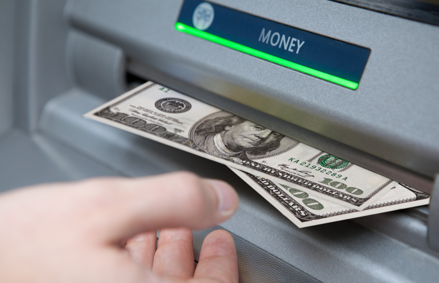 Приват, Ощад и другие банки ввели новые правила снятия наличных денег
