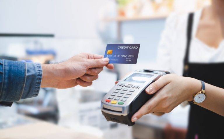 Українці почали по іншому використовувати кредитні картки